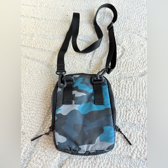 lululemon athletica Camo Belt Bag - Black and Pink - Picture 2 of 3